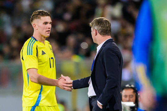 Viktor Gyökeres and Head coach Jon Dahl Tomasson of Sweden