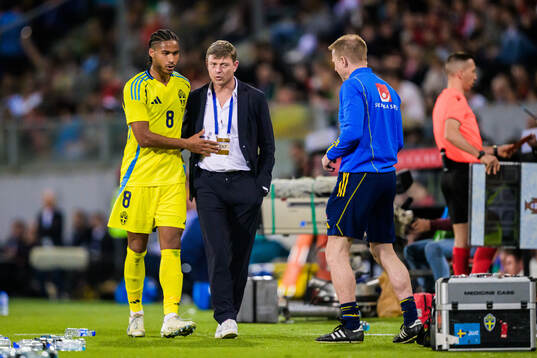 Jens Cajuste and Head coach Jon Dahl Tomasson of Sweden