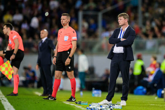 Head coach Jon Dahl Tomasson of Sweden