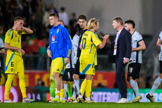 Emil Forsberg and head coach Jon Dahl Tomasson of Sweden