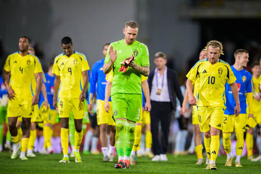 Goalkeeper Robin Olsen and Emil Forsberg of Sweden looks