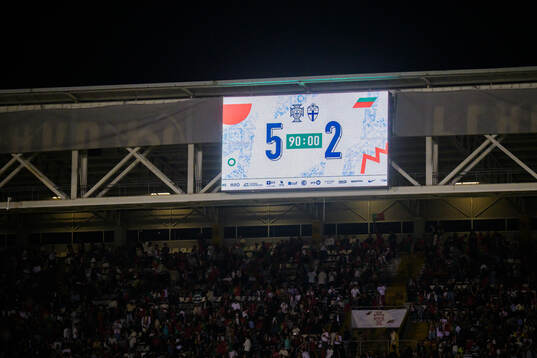 The scoreboard shows the final result 5-2