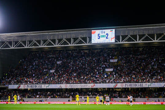 The scoreboard shows the final result 5-2