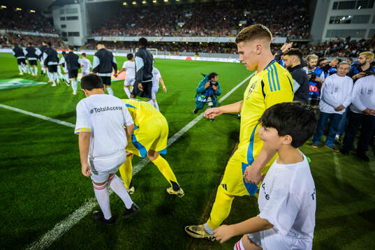 Viktor Gyökeres of Sweden enter the pitch for the