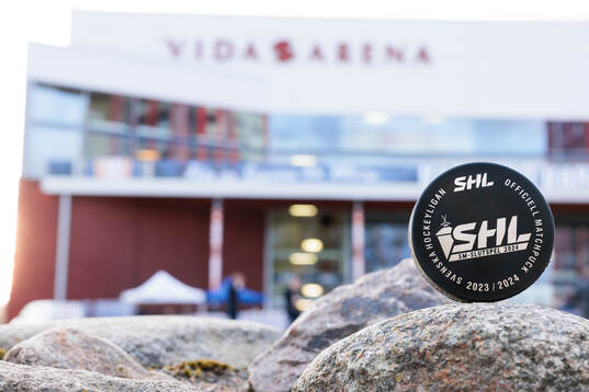 Matchpuck utanför Vida arena