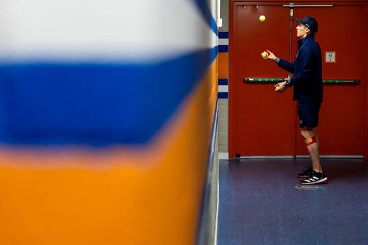 Växjös målvakt Emil Larmi värmer upp