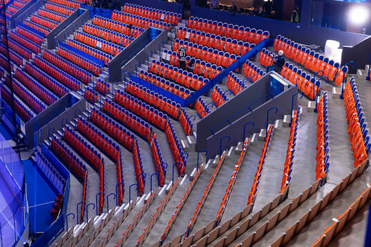 Orangea t-shirts på sittplats