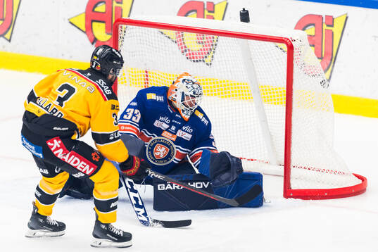 Luleås Frederic Allard gör 0-1 målet mot Växjös