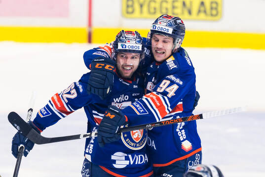 Växjös Manuel Ågren och Joel Persson jublar