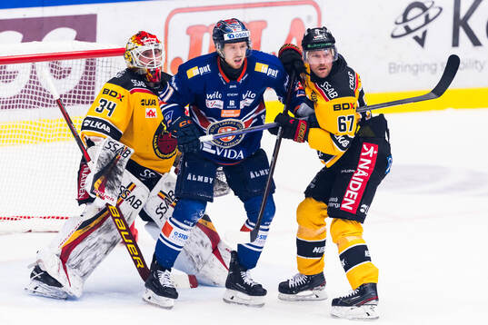 Växjös Kalle Kossila oroar mot Luleås målvakt Joel