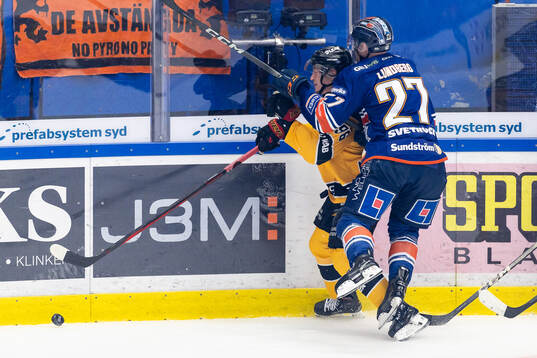 Luleås Pontus Andreasson blir tacklad av Växjös Martin