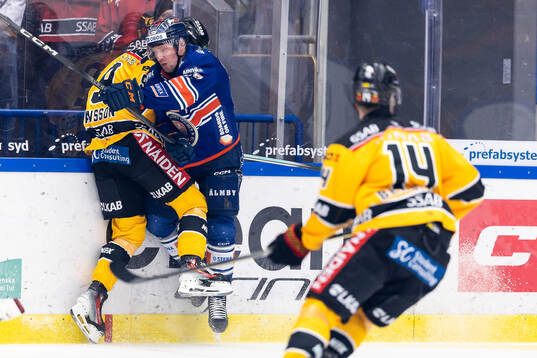 Luleås Ludvig Jansson blir tacklad av Växjös Martin