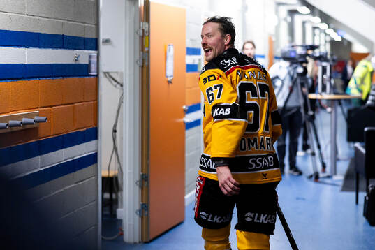 Luleås Linus Omark är irriterad i spelargången