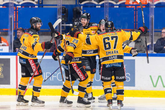 Luleås Pontus Andreasson jublar med lagkamrater