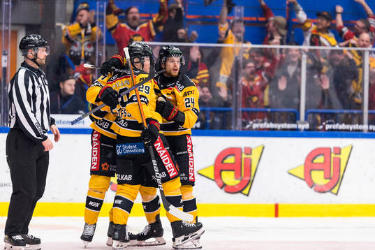 Luleås Juhani Tyrväinen jublar