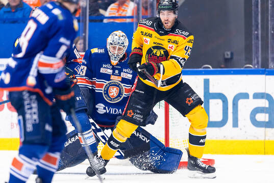 Växjös målvakt Emil Larmi och Luleås Oscar Eklind