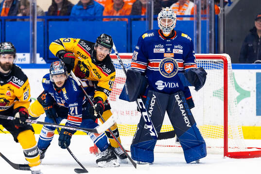 Luleås Oscar Eklind mellan Växjös Brian Cooper och
