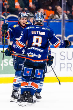 Växjös Keegan Lowe och Zachary Giuttari jublar