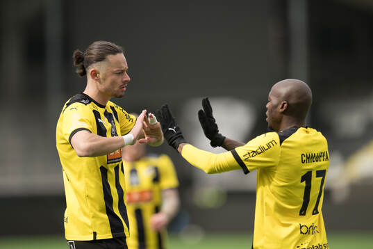Häckens Amor Layouni och Edward Chilufya jublar