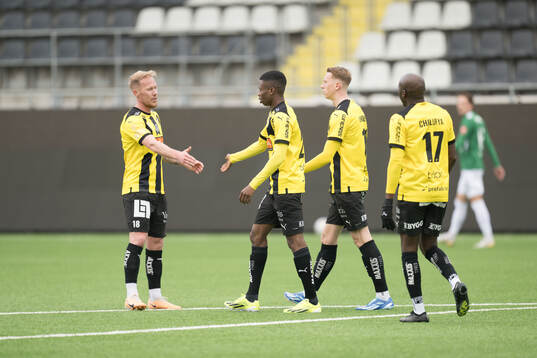 Häckens Mikkel Rygaard Jensen och Akoua Romeo Amane jublar