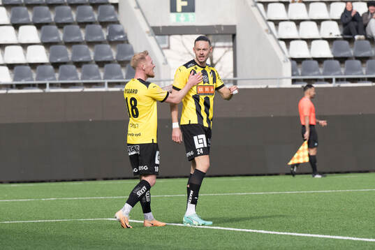 Häckens Mikkel Rygaard Jensen och Amor Layouni jublar