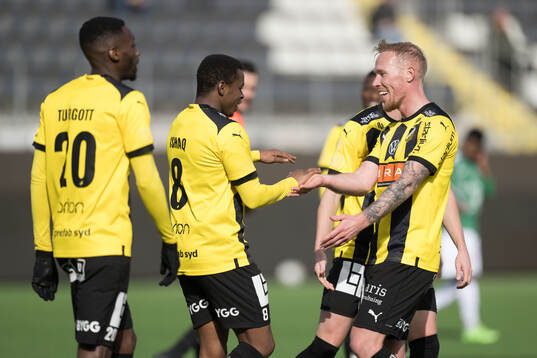 Häckens Akoua Romeo Amane och Mikkel Rygaard Jensen jublar