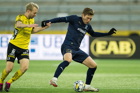Elfsborgs Johan Larsson och Halmstads Birnir Ingason