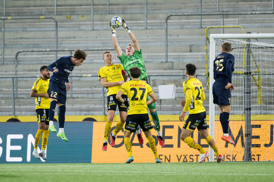 Halmstads Alex Hall och Elfsborgs Sebastian Holmén och