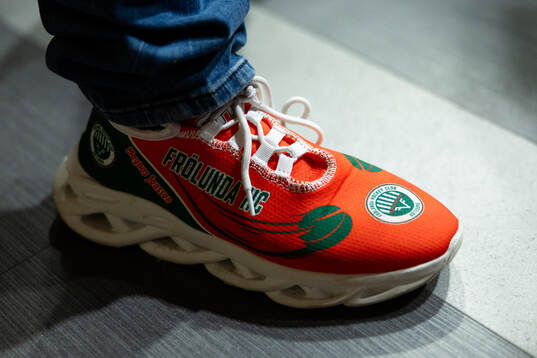 En Frölunda supporter med Frölunda skor innan kvartsfinal