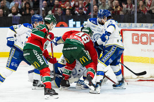 Frölundas Carl Klingberg och Leksands målvakt Filip