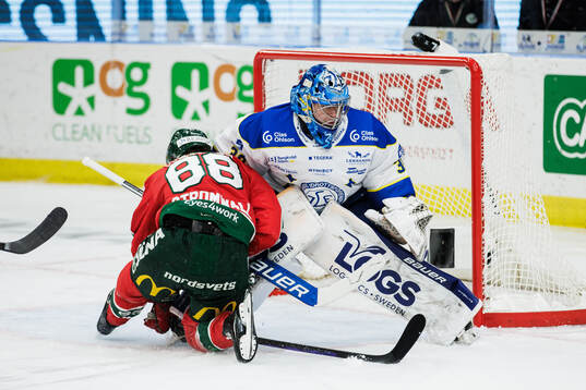 Frölundas Malte Strömwall och Leksands målvakt Filip