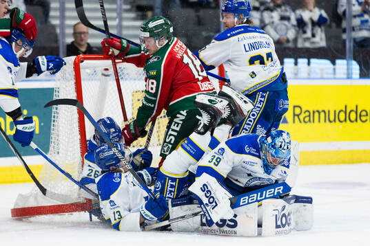 Frölundas Linus Öberg mot Leksands målvakt Filip