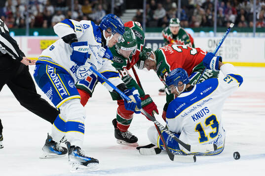 Leksands Martin Karlsson och Jon Knuts, mot Frölundas Carl