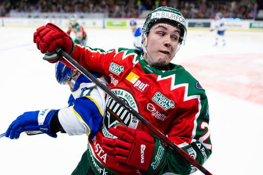 Leksands Martin Karlsson tacklar Frölundas Jere Innala