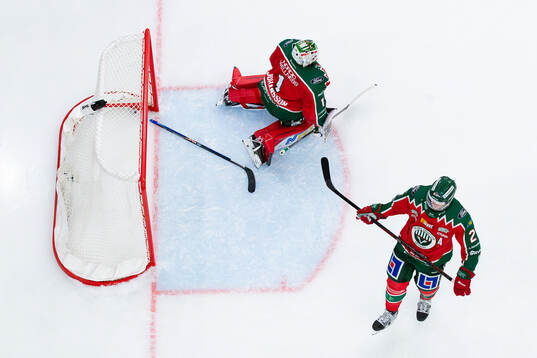 Frölundas målvakt Lars Johansson och Christian Folin