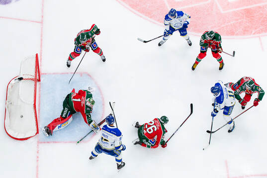 Leksands Martin Karlsson skjuter 1-1 i mål bakom
