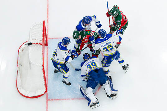 Frölundas Carl Klingberg oroar vid Leksands målvakt Filip