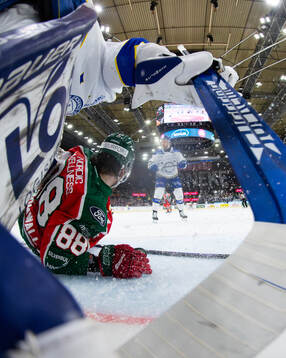 Frölundas Malte Strömwall åker in i Leksands målvakt