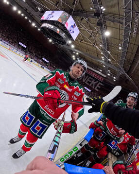 Frölundas materialförvaltare Andy Fagerström räcker