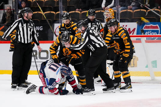 Linköpings Lance Bouma och Skellefteås Pär Lindholm