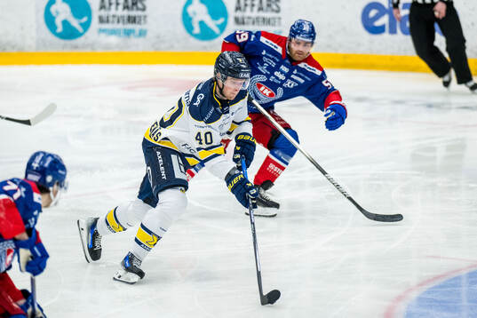HV71s Oskar Stål-Lyrenäs och Oskarshamns Martin Johansson