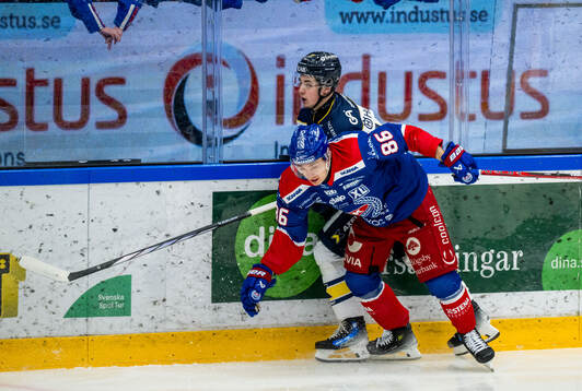 HV71s Hugo Fransson och Oskarshamns Lukas Jasek