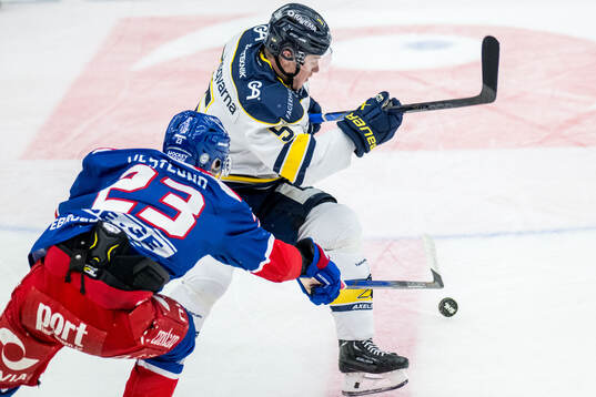 Oskarshamns Gustaf Westlund och HV71s Victor Sjöholm