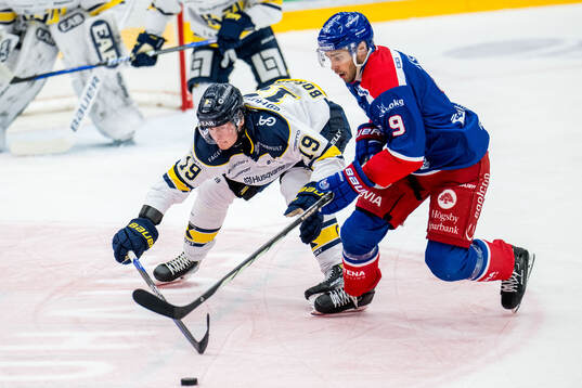 HV71s Henrik Borgström och Oskarshamns Ahti Oksanen