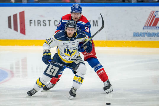 HV71s Mattias Tedenby och Oskarshamns Markus Nenonen