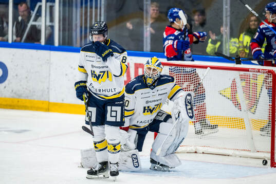 HV71s Colby Sissons och målvakt Frederik Dichow deppar