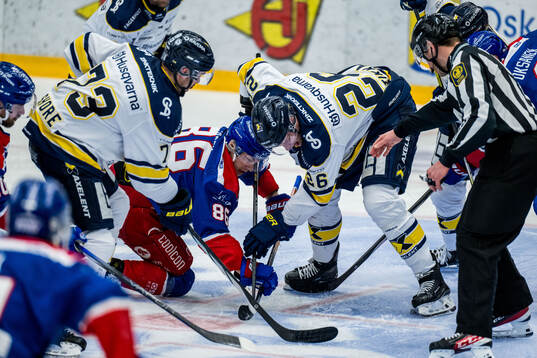 Oskarshamns Lukas Jasek och HV71s Nick Shore och Tommi Tikka