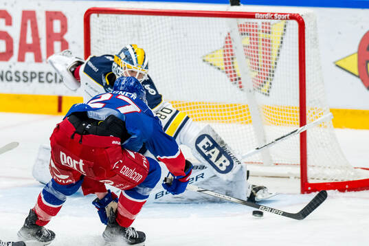Oskarshamns Austin Wagner och HV71s målvakt Frederik Dichow