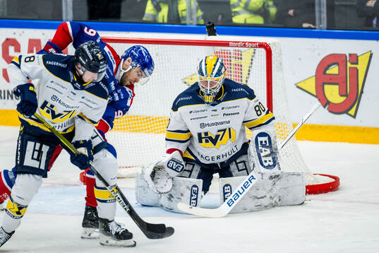 Oskarshamns Ahti Oksanen och HV71s målvakt Frederik Dichow