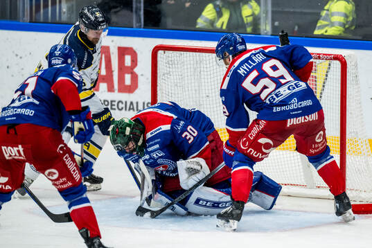 HV71s Anton Strålman mot Oskarshamns målvakt Tomas Rydén